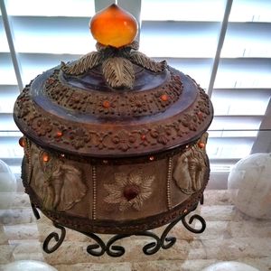 Very Nice Vintage Trinket Box